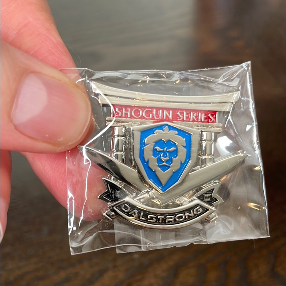 New Dalstrong Shogun Series Pin Culinary Chef Knives Lion Crest Lapel Broach
